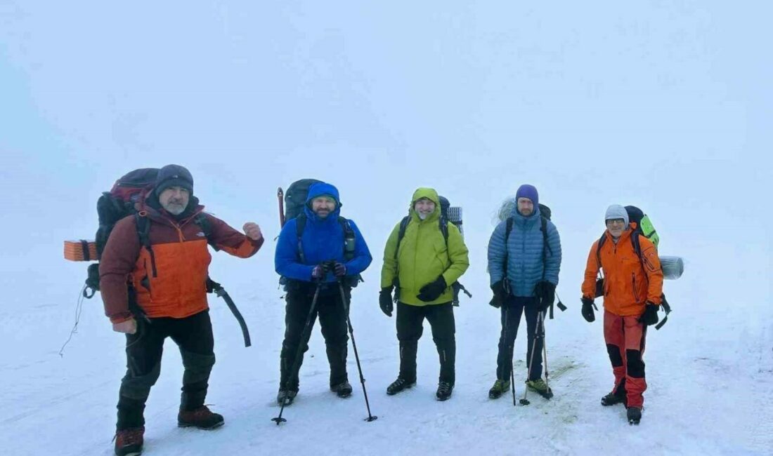 Bursalı dağcılardan -13 derecede kar mağarası kampı Türkiye’nin en önemli doğa ve kış turizm merkezlerinden Uludağ’da sezon