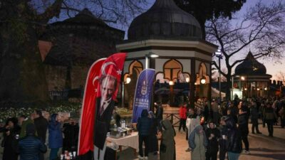 Bursalılar, yeni yılın ilk sabahında tarihi Ulucami’ye akın ederken, Bursa