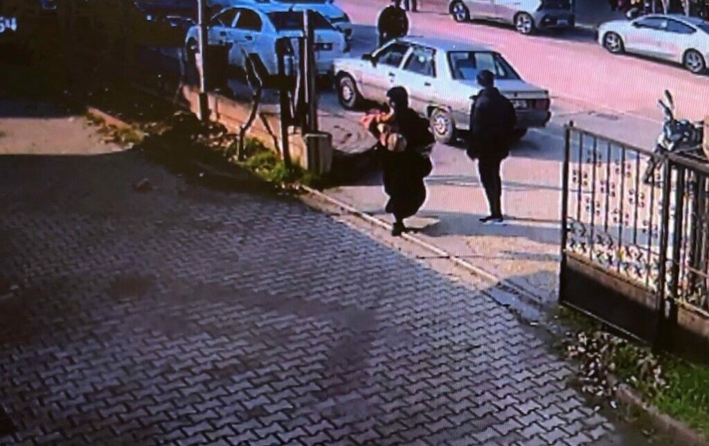 Canturkaran anne: Yaralı oğlunu kucağında sağlık ocağına taşıdı Bursa’nın İnegöl ilçesinde motosikletin çarptığı 2 yaşındaki çocuğun yardımına annesi