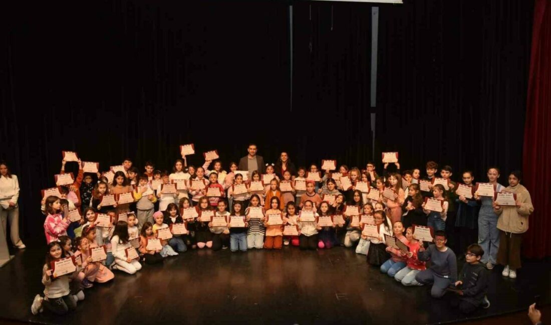 ’Çocuk drama kursu’ mezunları sahnede Yıldırım Belediyesi’nin düzenlediği ‘Çocuk Drama Kursu’ mezunlarını sahnedeki yerini aldı.