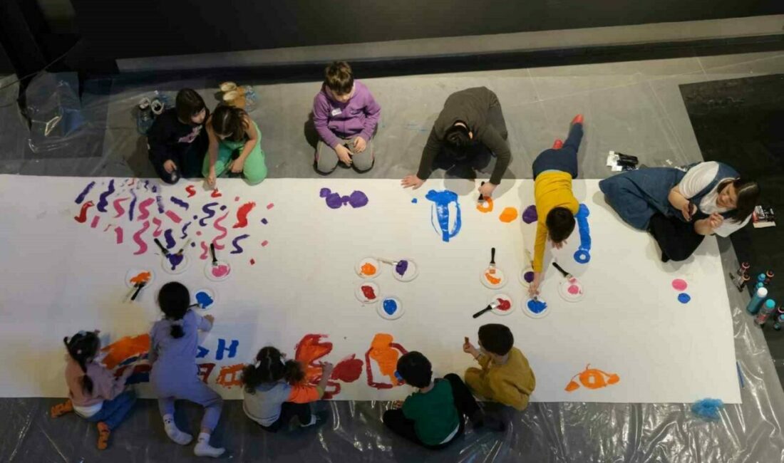Çocuklar kolektif sanat üretimini öğreniyor Nilüfer Belediyesi’nin düzenlediği “Bir Çocuk Sergisi: Atölye ile Sergi Arasında”