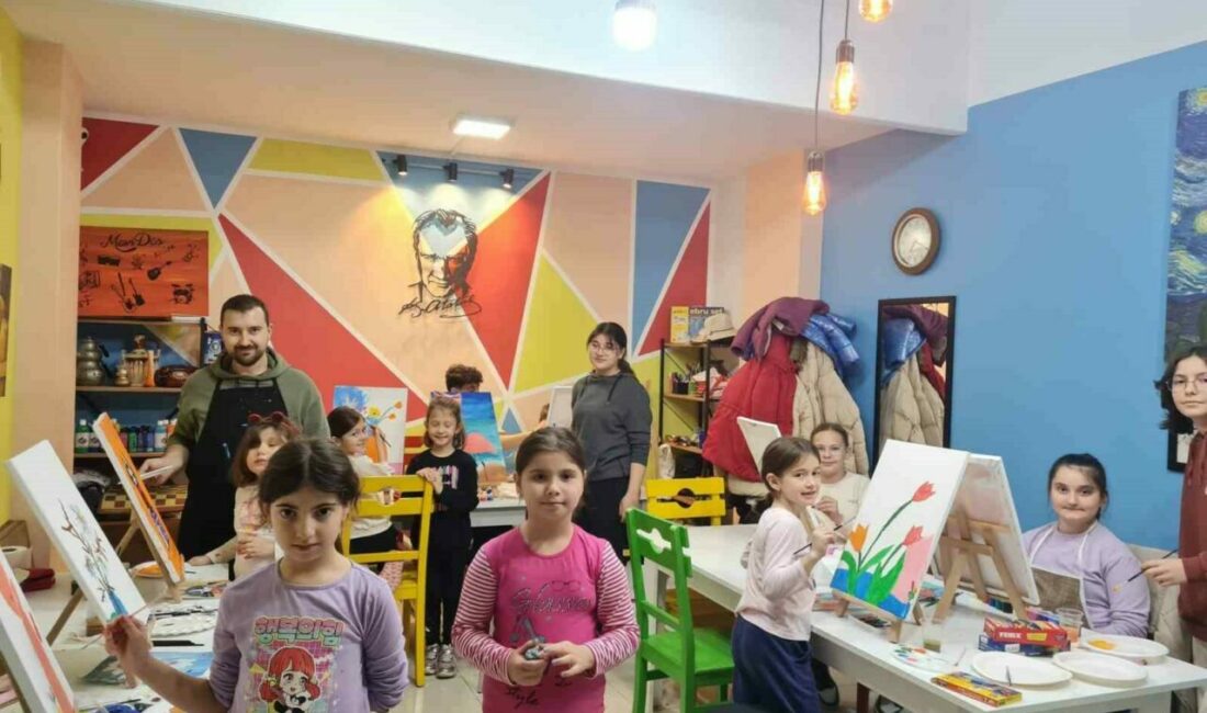 Bursa’nın Yenişehir ilçesinde sömestr tatilinde resim yapmayı öğrenen çocuklar keyifli