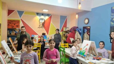Bursa’nın Yenişehir ilçesinde sömestr tatilinde resim yapmayı öğrenen çocuklar keyifli