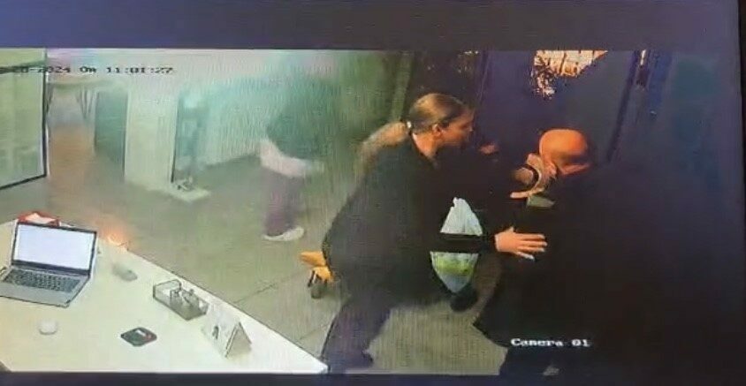 Çocuklarının yanında diş hekimini bıçaklayan anne tutuklandı Bursa’da yoğun olduğu için kendisini almayan diş doktoruna bıçakla saldıran