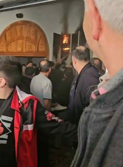 Bursa’nın merkez Yıldırım ilçesinde bulunan Hacerülesvet Camiinde, cuma namazı vakti