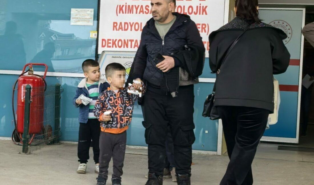 Demir kapıya elini sıkıştıran çocuğun parmağı koptu Bursa’nın İnegöl ilçesinde parkın demir kapısına elini sıkıştıran çocuğun 1