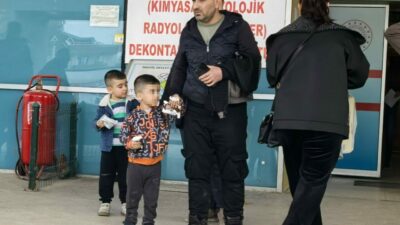 Bursa’nın İnegöl ilçesinde parkın demir kapısına elini sıkıştıran çocuğun 1