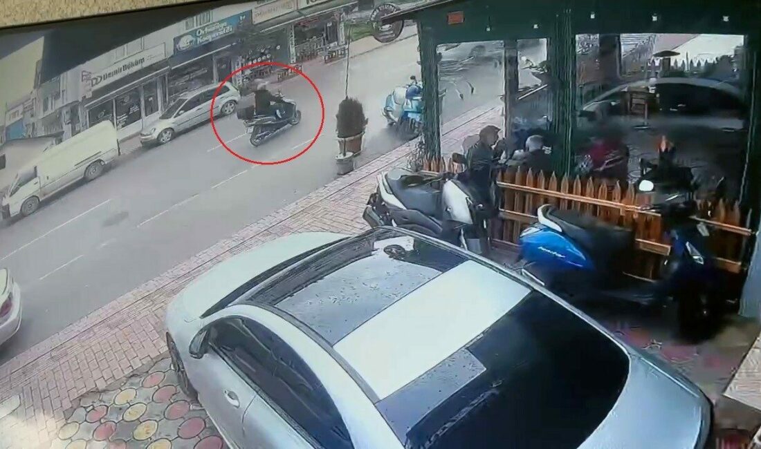 Direksiyon hakimiyetini kaybeden motosikletli yere düştü Bursa’nın İznik ilçesinde yağış sebebiyle kayganlaşan yolda direksiyon hakimiyetini kaybederek