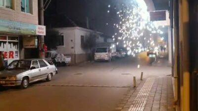 Bursa’da kısa devre yapan elektrik tellerinden çıkan kıvılcımlar, sokağı aydınlattı.