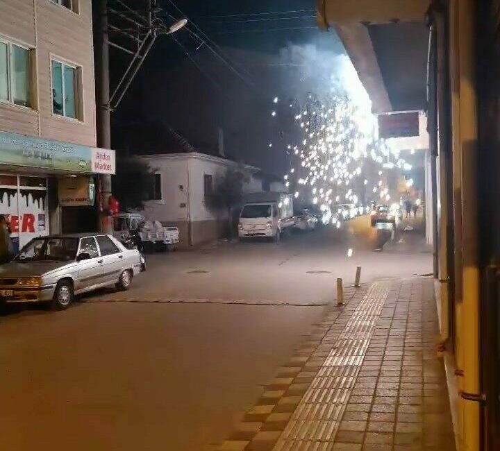 Elektrik telleri kısa devre yaptı, kıvılcımlar sokağı aydınlattı Bursa’da kısa devre yapan elektrik tellerinden çıkan kıvılcımlar, sokağı aydınlattı.