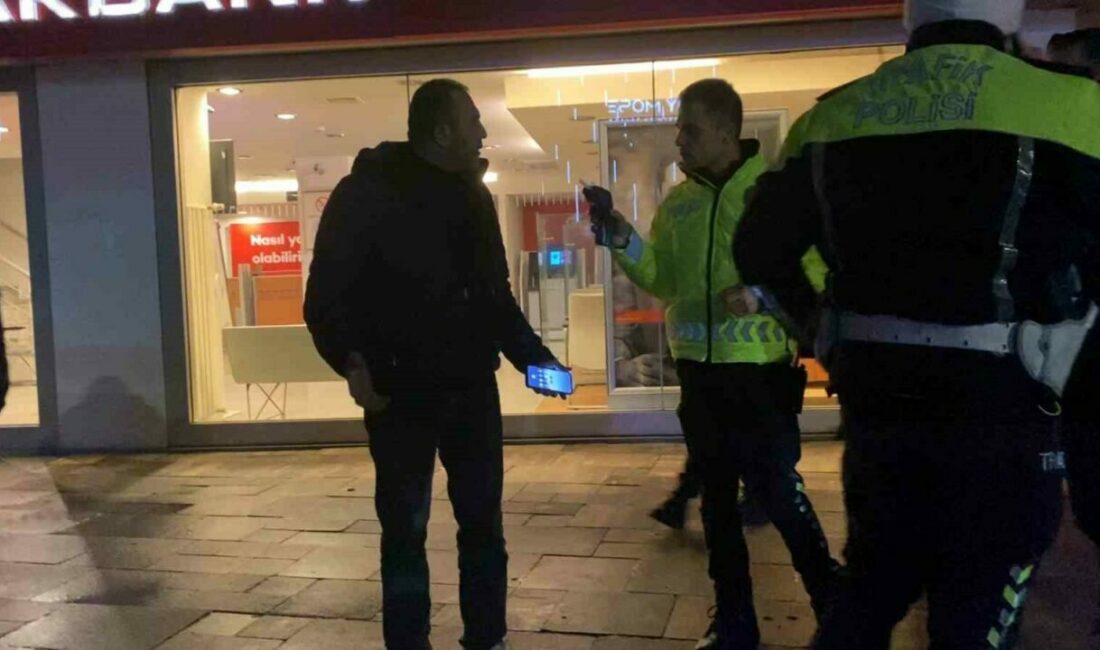 Emniyet uygulamasını gördü, “Para çekmeye geldim” diye kendini savundu Bursa’nın İnegöl ilçesinde polisin uygulamasını görünce aracını park edip para