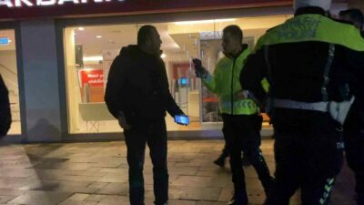 Bursa’nın İnegöl ilçesinde polisin uygulamasını görünce aracını park edip para