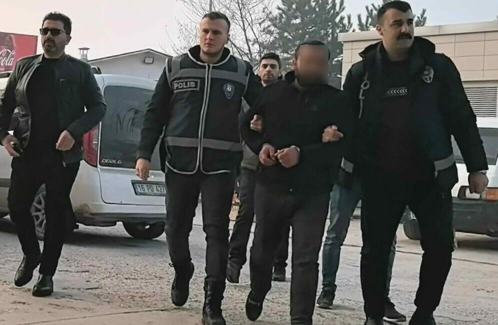 Evi kundakladı, kundakladığı evde 24 saat direndi en son teslim oldu Bursa’nın İnegöl ilçesinde kundaklayıp saklandığı evde jandarma ekiplerine 24 saat