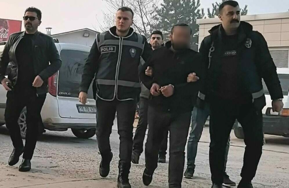 Evi kundaklayıp jandarmaya 24 saat direnen şahıs tutuklandı Bursa’nın İnegöl ilçesinde kundaklayıp saklandığı evde jandarma ekiplerine 24 saat