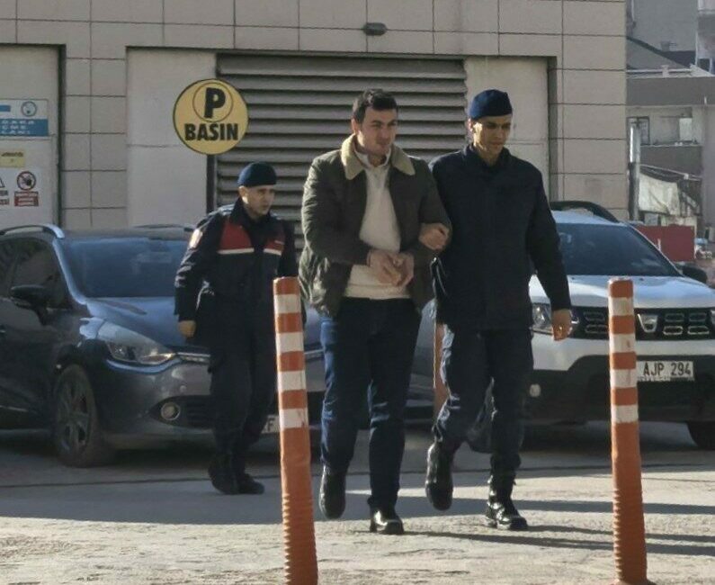 FETÖ/PYD üyesi olmaktan kesinleşmiş hapis cezası bulunan şahıs yakalandı Bursa’nın İnegöl ilçesinde hakkında FETÖ/PYD üyesi olmaktan kesinleşmiş hapis cezası