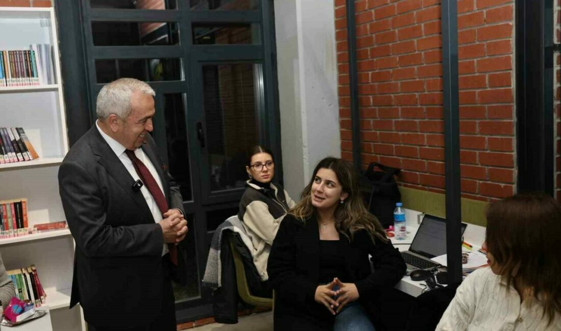 Finallere hazırlanan öğrencilere Başkan’dan çorba ikramı Bursa’da Nilüfer Belediye Başkanı Şadi Özdemir, finallere hazırlanan üniversiteli öğrencileri