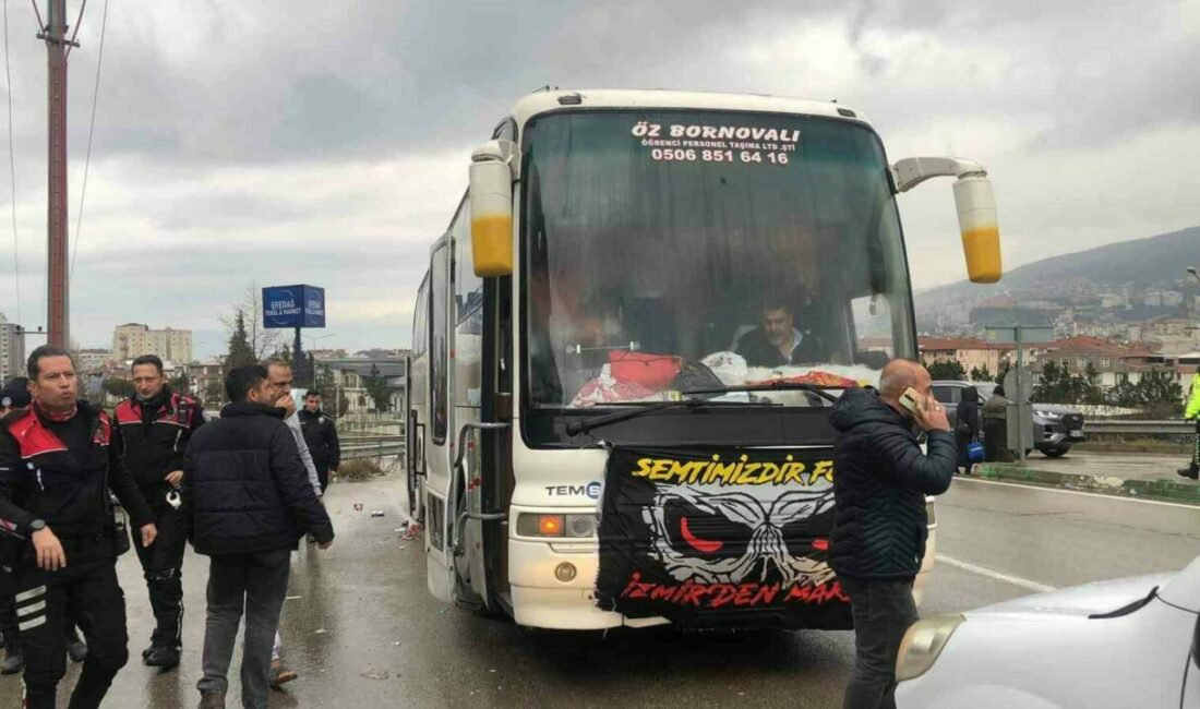 Galatasaray ve Göztepe taraftarları Bursa’da birbirine girdi:2 yaralı Bursa’nın Gemlik ilçesinde karşı karşıya gelen Galatasaray ve Göztepe taraftarlarının