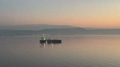 Bursa’nın Gemlik ilçesi Kumla Mahallesi açıklarında bekleyen ve çevreye kötü