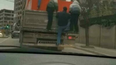 Bursa’da 3 genç, kamyonun arkasında canlarını hiçe sayarak seyahat etti.