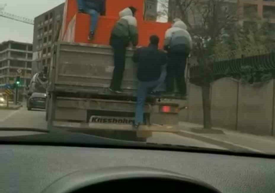 Gençlerin tehlikeli yolculuğu kamerada Bursa’da 3 genç, kamyonun arkasında canlarını hiçe sayarak seyahat etti.