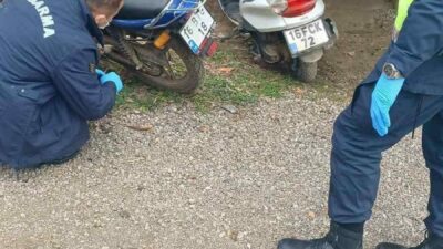 Bursa’nın İznik ilçesinde güpegündüz evinin önündeki motosikletleri çalan hırsız, kayıplara