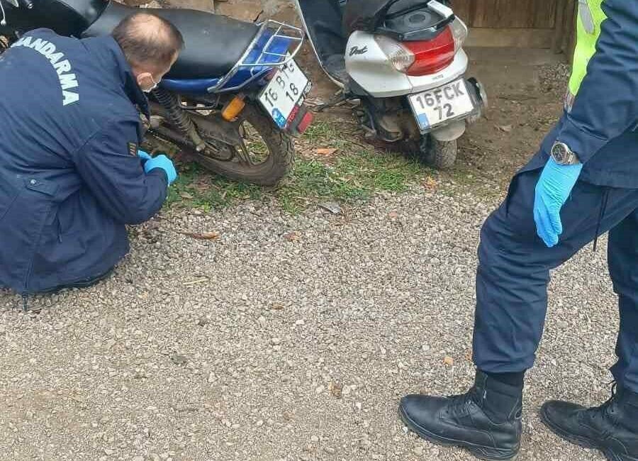 Güpegündüz kapının önündeki motosikletleri çalındı Bursa’nın İznik ilçesinde güpegündüz evinin önündeki motosikletleri çalan hırsız, kayıplara