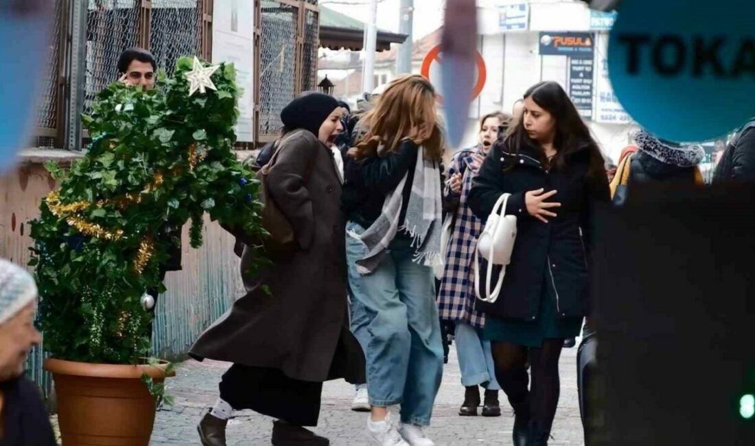 Hareketli yılbaşı ağacı hem korkuttu hem gülümsetti Bursa’da giydiği yılbaşı ağacı kostümüyle rengarenk görünen şakacı, yanından geçenleri