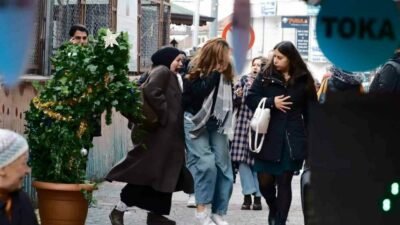 Bursa’da giydiği yılbaşı ağacı kostümüyle rengarenk görünen şakacı, yanından geçenleri