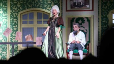 İnegöl Belediyesi Şehir Tiyatrosunun yeni oyunu ’Hastalık Hastası’ ikinci gösterimiyle