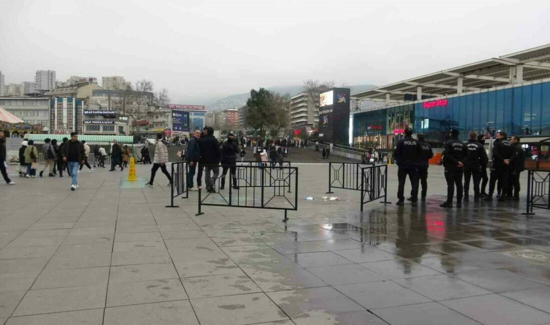 Herkesin gözü önünde amcasını defalarca bıçakladı Bursa’da sinir krizi geçiren genç, yüzlerce kişinin gözü önünde amcasını