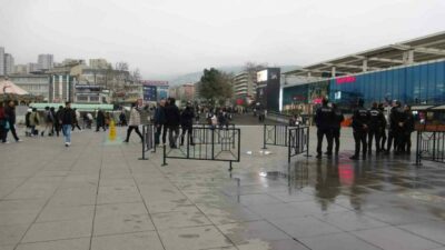 Bursa’da sinir krizi geçiren genç, yüzlerce kişinin gözü önünde amcasını