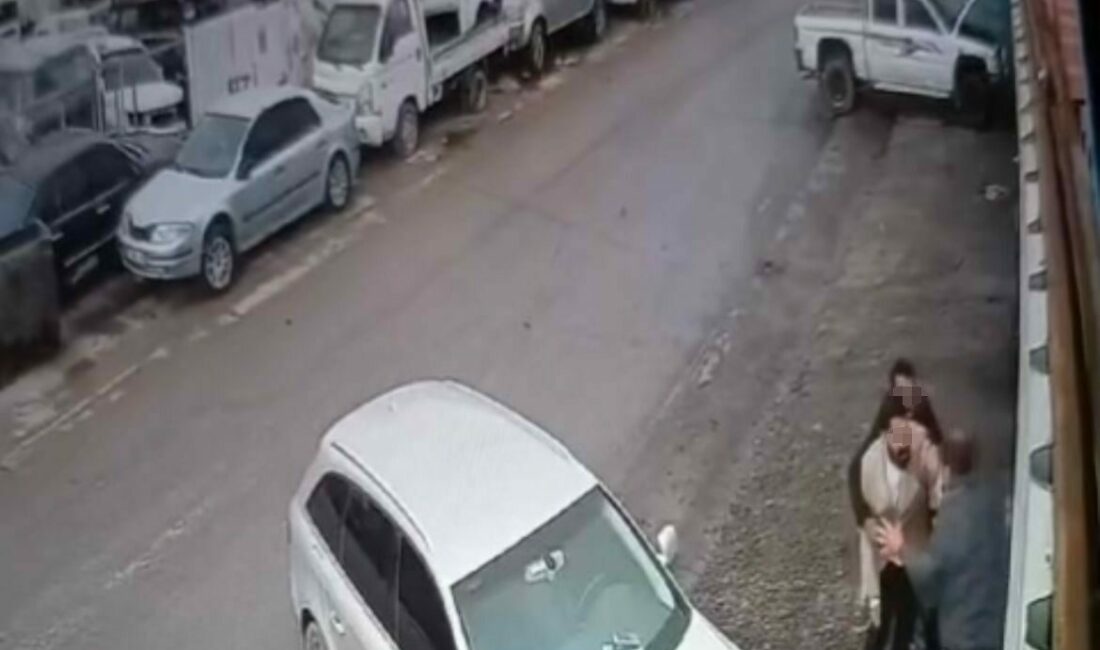 Hiç tanımadığı kişi tarafından bıçaklandı, polisin hayat kurtaran müdahalesi kamerada Bursa’da oto saniyede motor ustası olarak çalışan iki çocuk babası