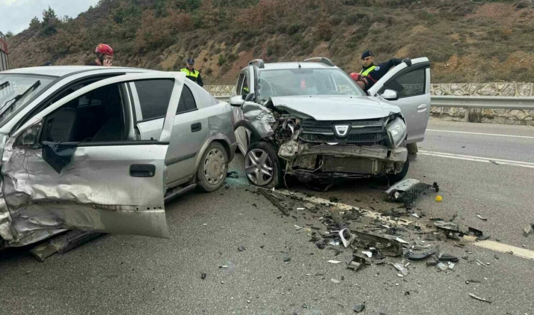 İki otomobil kafa kafaya çarpıştı : 2 yaralı Bursa’nın İznik ilçesinde iki otomobil kafa kafaya çarpıştı. Kazada 2