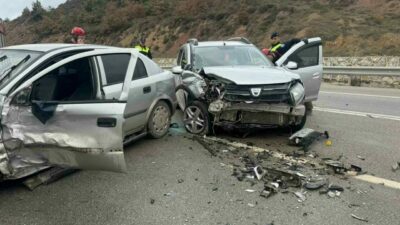 Bursa’nın İznik ilçesinde iki otomobil kafa kafaya çarpıştı. Kazada 2
