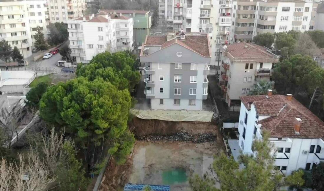 Bursa’da yandaki bir inşaat alanında yapılan kazı sonrası meydana gelen