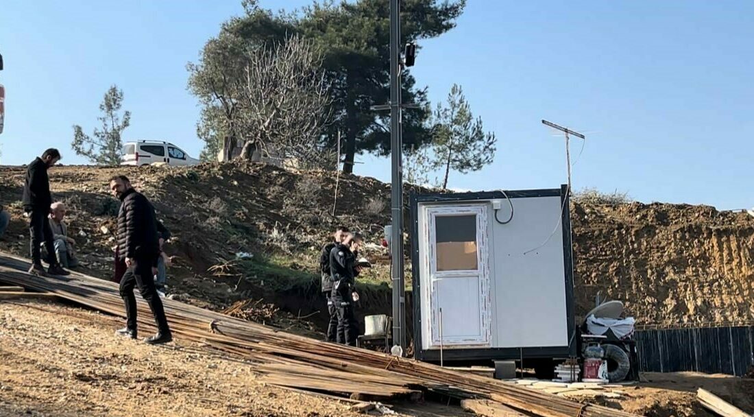 İnşaat bekçisi şahıs ölü bulundu, olayla ilgili tahkikat başlatıldı Bursa’da bir inşaat sahasında bekçilik yapan kişiyi öğle saatlerinde gelen