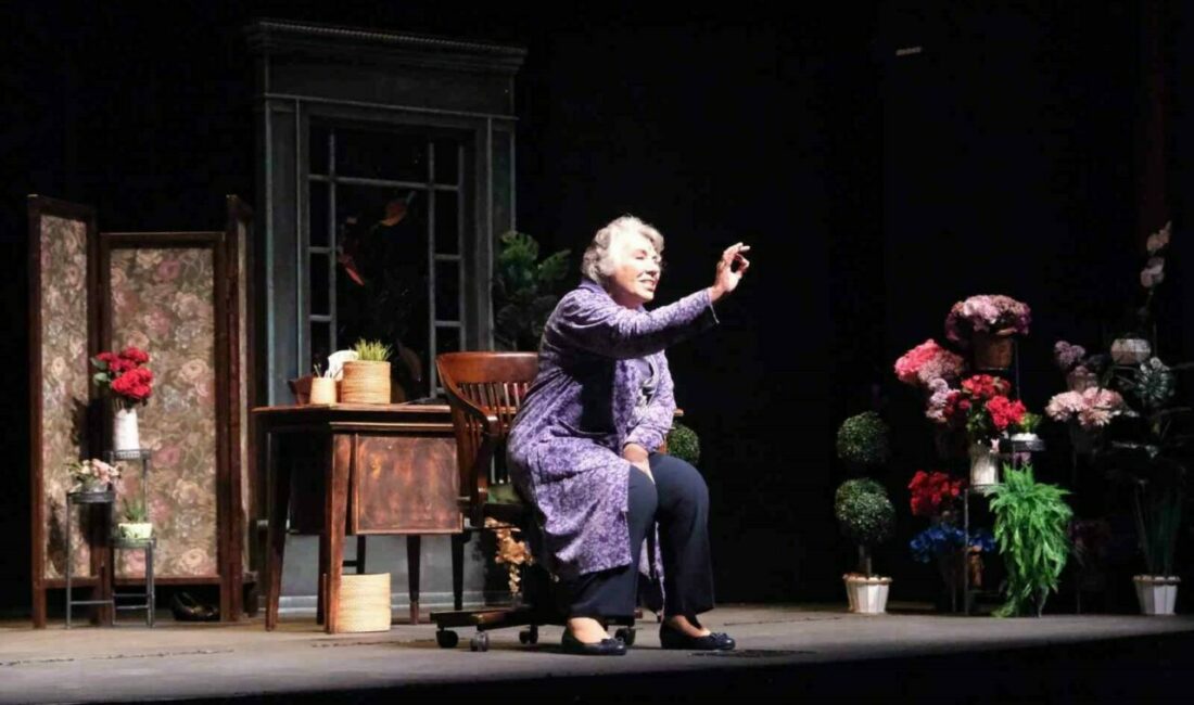 Işıl Yücesoy’un müzikli oyunu ‘İzninle’ Bursa’da sahnelendi Türkiye’nin yetiştirdiği önemli ses sanatçısı, sinema ve tiyatro oyuncusu Işıl