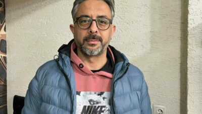 Bursa’da bir şahıs, kafenin önünde bekleyen kişiye adres sordu. Adresi