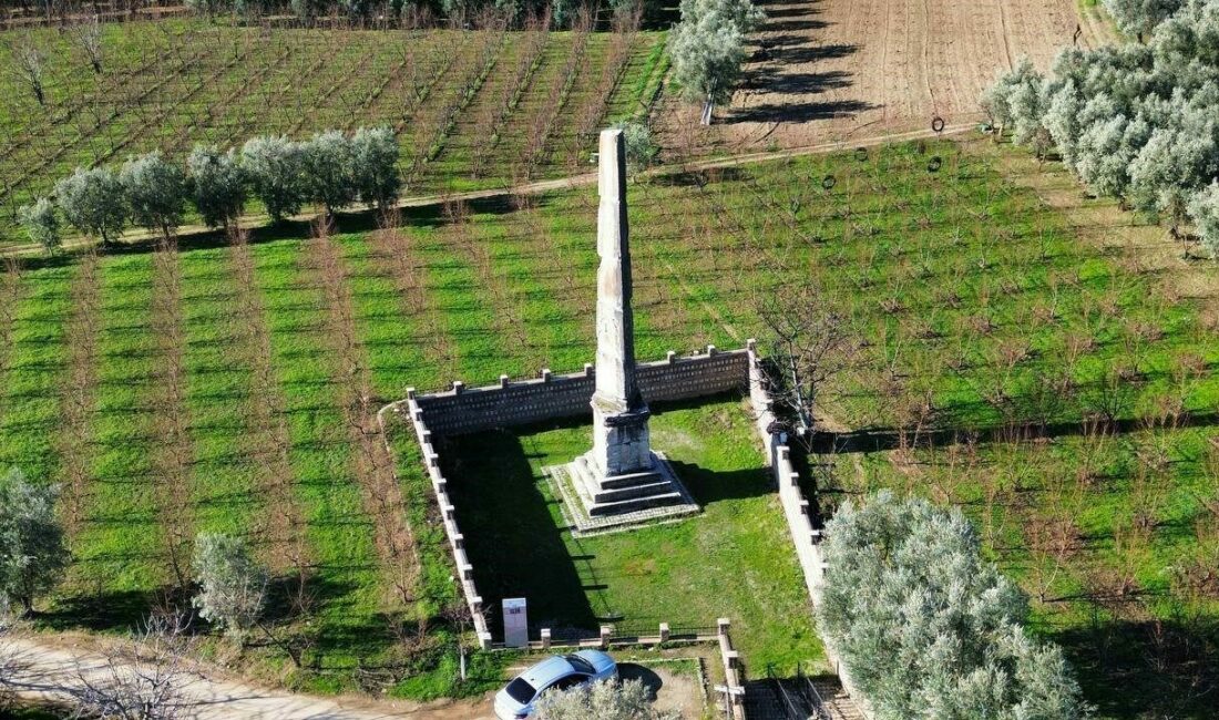 İznik’teki şeftali bahçesinde 2 bin yıllık dikilitaş Bursa’nın İznik ilçesinde bulunan Roma dönemine ait mezar anıtı olan