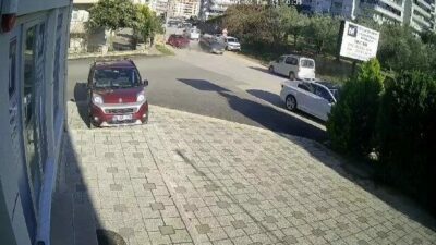 Bursa’nın Mudanya ilçesinde 3 aracın karıştığı 2 aracın kafa kafaya
