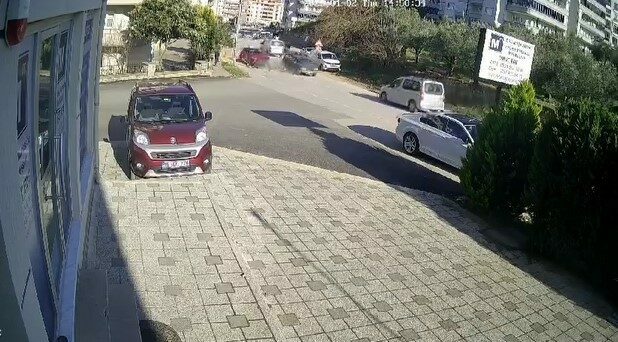 Kafa kafaya çarpıştıkları kaza anı kameralara yansıdı Bursa’nın Mudanya ilçesinde 3 aracın karıştığı 2 aracın kafa kafaya