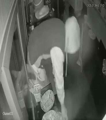 Kafe hırsızı kamerada Bursa’da kafeye giren hırsız kasadan para çalarken saniye saniye güvenlik