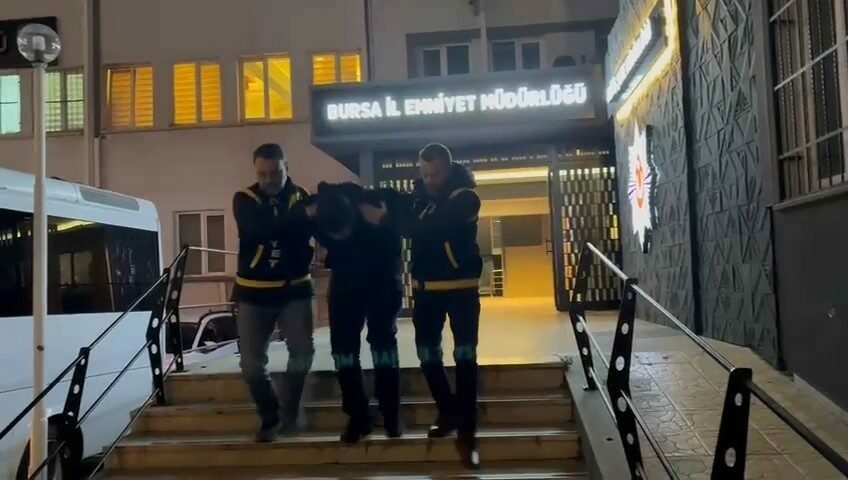Kafede dehşet saçan maskeli saldırgan 24 saat geçmeden yakalandı Bursa’da adres sorma bahanesiyle gerçekleştiği iddia edilen silahlı saldırı olayının