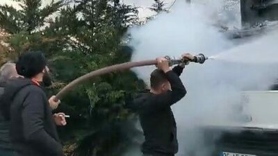 Bursa’da seyir halindeki kamyonette çıkan yangın, olay yerine itfaiye aracıyla