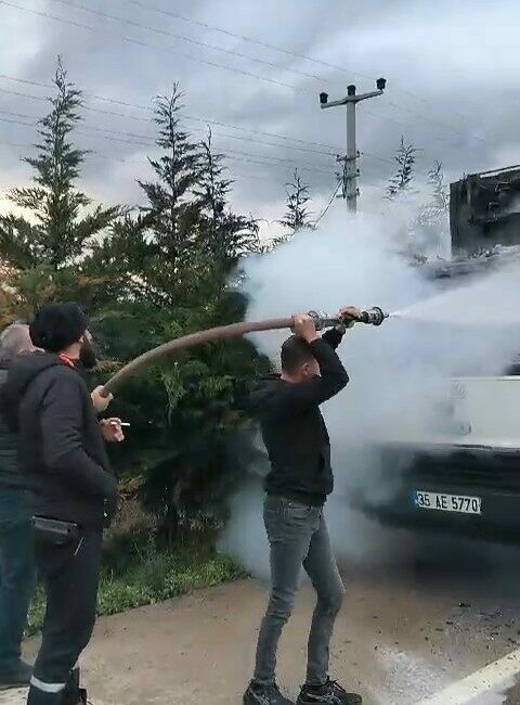 Kamyonette çıkan yangını mahalle muhtarı söndürdü Bursa’da seyir halindeki kamyonette çıkan yangın, olay yerine itfaiye aracıyla