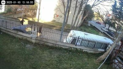 Bursa’da bir parkta oturan bir kadının 20 bin lira değerindeki