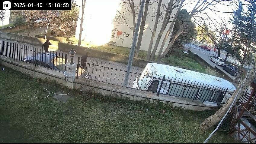 Kapkaççılar finişi göremedi Bursa’da bir parkta oturan bir kadının 20 bin lira değerindeki