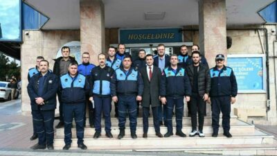 Karacabey Belediyesi Zabıta Müdürlüğü ekipleri ilçedeki yol ve kaldırım işgalini
