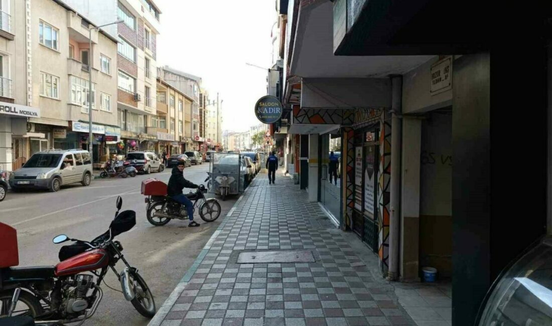 Karacabey’de kaldırım işgalleri son buldu Karacabey Belediyesi Zabıta Müdürlüğü ekipleri kaldırım işgallerini önledi. İlçenin uzun