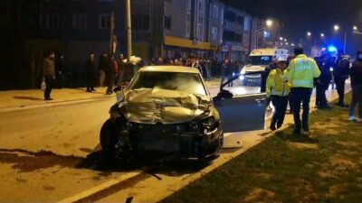Bursa’nın İnegöl ilçesinde meydana gelen kazada 2 otomobil çarpıştı. Yaşanan